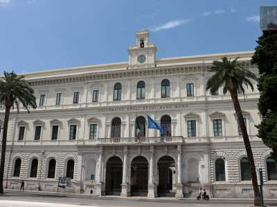 Da qui possiamo ammirare alla nostra sinistra il grandioso e prezioso Palazzo dell�Ateneo, sede dell�Universit� barese che col suo prospetto color crema � presente in citt� dal 1890